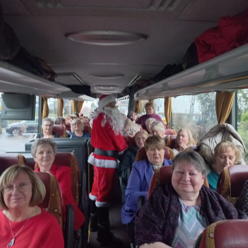 Seniorzy z Dziennego Domu Pomocy spędzili Mikołajki  w Teatrze