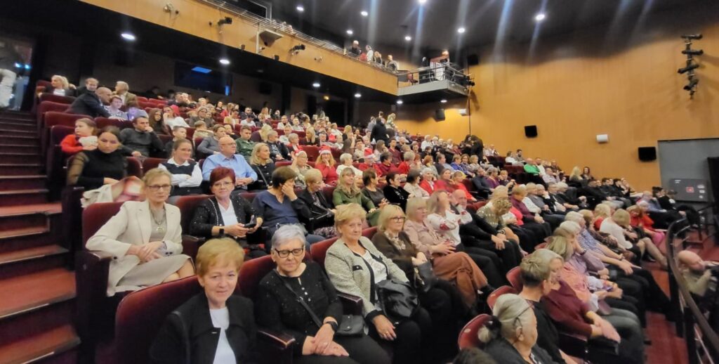 Seniorzy z Dziennego Domu Pomocy spędzili Mikołajki  w Teatrze