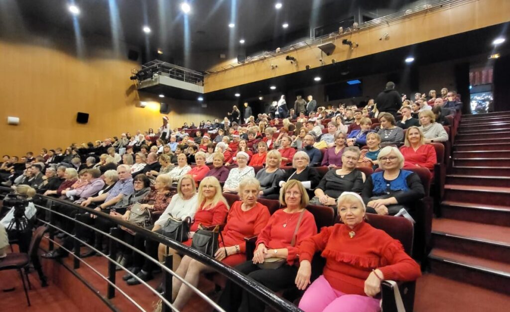 Seniorzy z Dziennego Domu Pomocy spędzili Mikołajki w Teatrze
