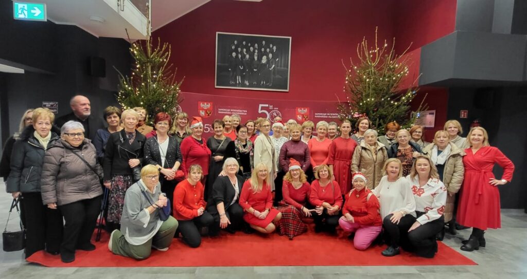 Seniorzy z Dziennego Domu Pomocy spędzili Mikołajki  w Teatrze